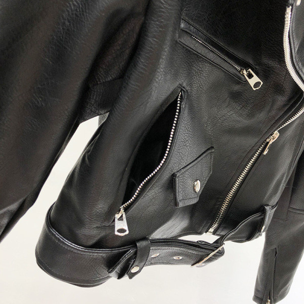 Eco bőrből készült rövid női kabát övvel és fekete cipzárral