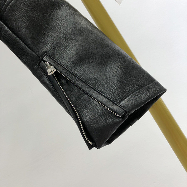 Eco bőrből készült rövid női kabát övvel és fekete cipzárral