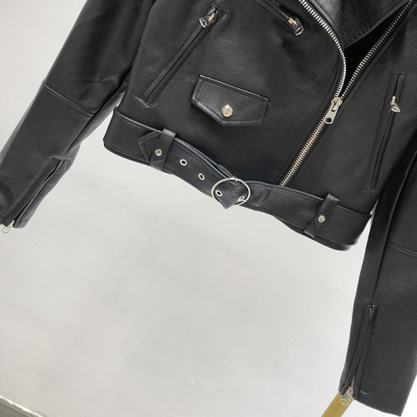 Eco bőrből készült rövid női kabát övvel és fekete cipzárral