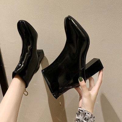 Κομψές γυναικείες μπότες με ψηλά τακούνια και φερμουάρ σε λευκό και μαύρο χρώμα