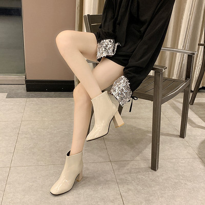 Κομψές γυναικείες μπότες με ψηλά τακούνια και φερμουάρ σε λευκό και μαύρο χρώμα