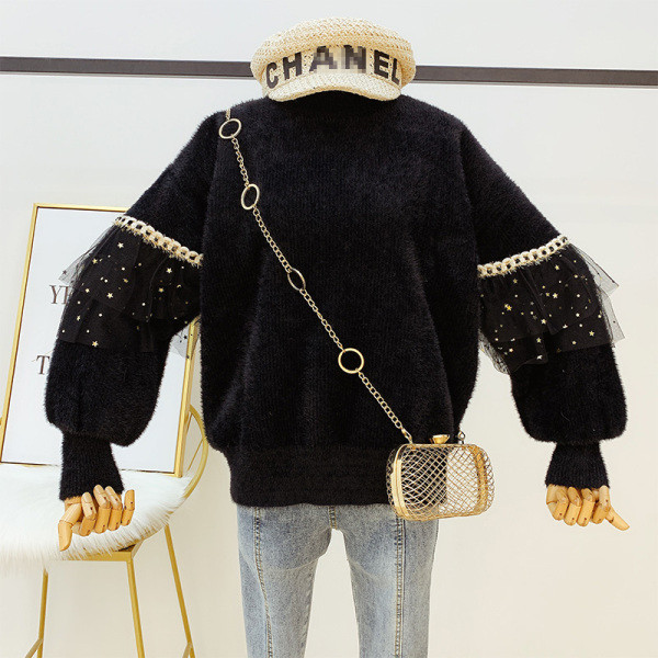 Női pehely pulóver tüll elemmel fehér és fekete színben - széles modell