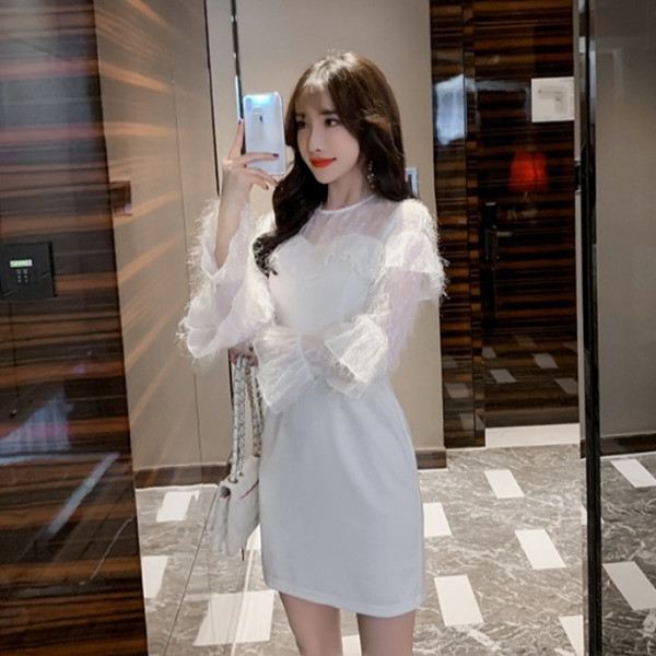 Μοντέρνο γυναικείο φόρεμα κυρίας με κρόσσια και βολάν  σε λευκό χρώμα