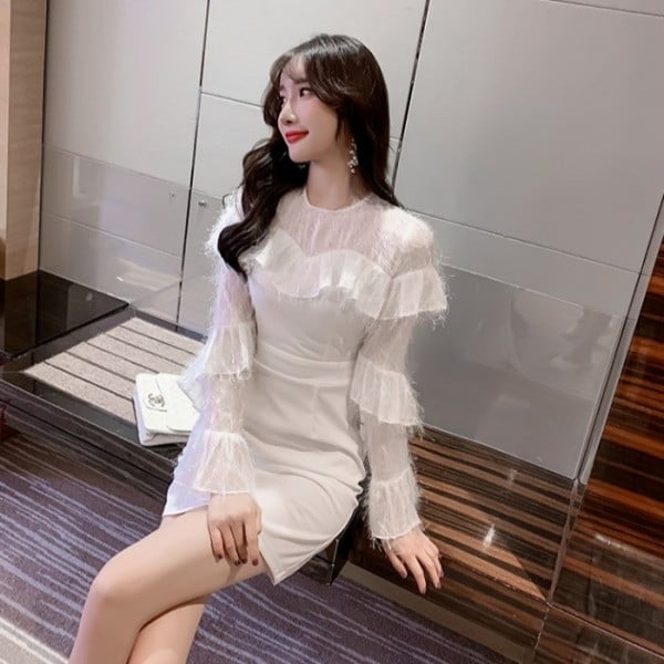 Μοντέρνο γυναικείο φόρεμα κυρίας με κρόσσια και βολάν  σε λευκό χρώμα