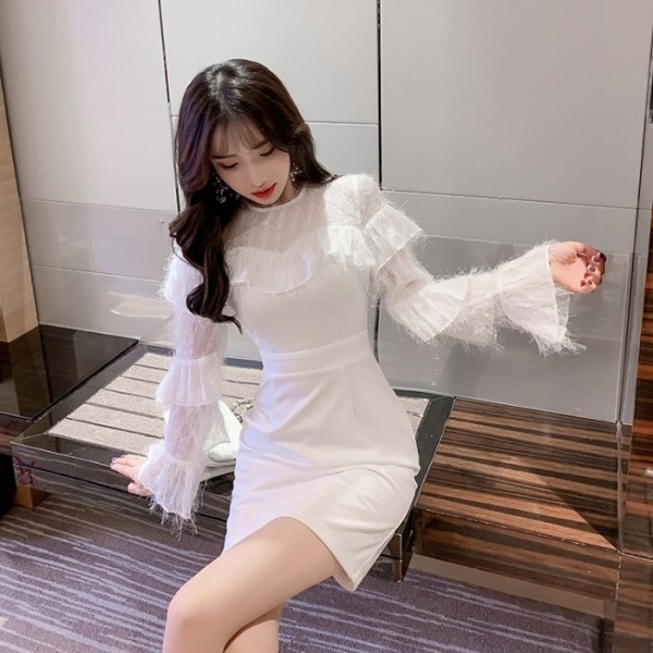 Μοντέρνο γυναικείο φόρεμα κυρίας με κρόσσια και βολάν  σε λευκό χρώμα