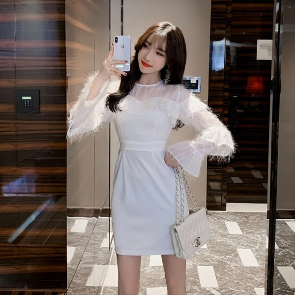 Μοντέρνο γυναικείο φόρεμα κυρίας με κρόσσια και βολάν  σε λευκό χρώμα