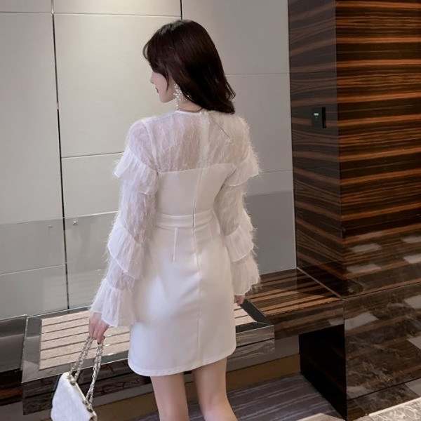 Μοντέρνο γυναικείο φόρεμα κυρίας με κρόσσια και βολάν  σε λευκό χρώμα