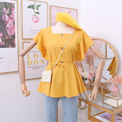 Női blúz négyzet alakú nyakkivágással, gombokkal és övvel a derekán