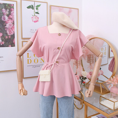 Női blúz négyzet alakú nyakkivágással, gombokkal és övvel a derekán