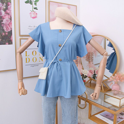 Női blúz négyzet alakú nyakkivágással, gombokkal és övvel a derekán