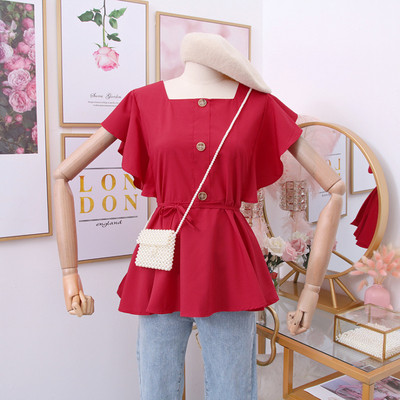 Női blúz négyzet alakú nyakkivágással, gombokkal és övvel a derekán