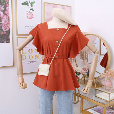 Női blúz négyzet alakú nyakkivágással, gombokkal és övvel a derekán