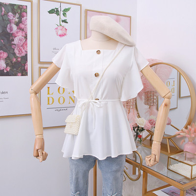 Női blúz négyzet alakú nyakkivágással, gombokkal és övvel a derekán