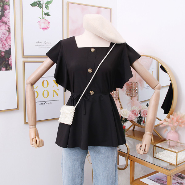 Női blúz négyzet alakú nyakkivágással, gombokkal és övvel a derekán