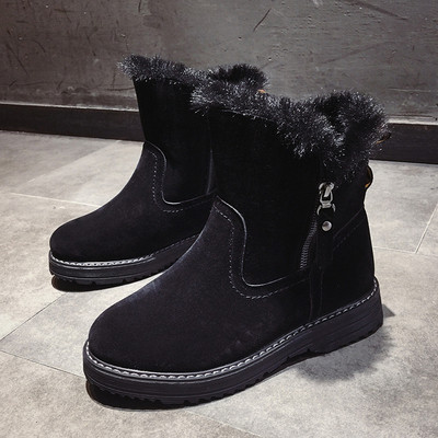 Μοντέρνες γυναικείες μπότες με μαλακή επένδυση και φερμουάρ σε μπεζ και μαύρο χρώμα