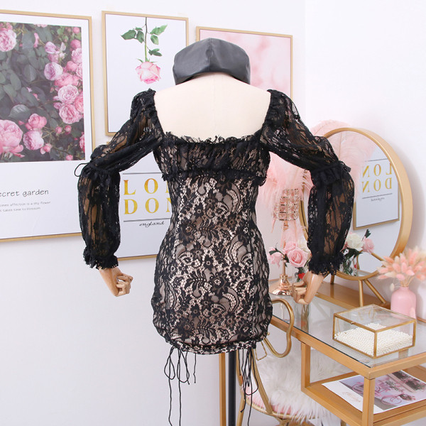 Μοντέρνο γυναικείο  δαντελοτό φόρεμα  με βαθύ λαιμόκοψη σε λευκό και μαύρο χρώμα