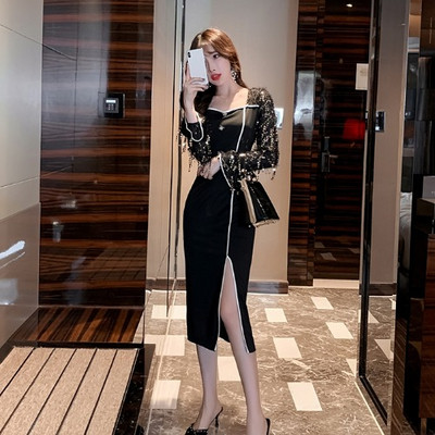 Modern női hosszú ruha hasítékkal és flitterekkel az ujjain fekete színben