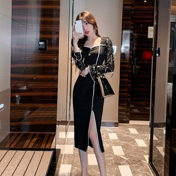 Modern női hosszú ruha hasítékkal és flitterekkel az ujjain fekete színben