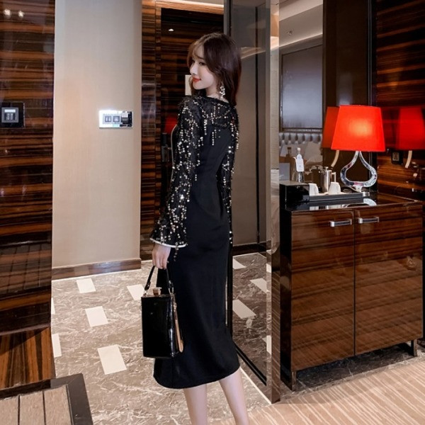 Modern női hosszú ruha hasítékkal és flitterekkel az ujjain fekete színben