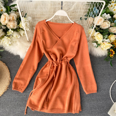 Γυναικείο χειμερινό φόρεμα με κορδόνια στη μέσης και V-neck