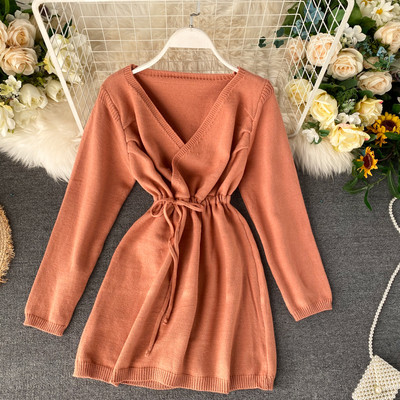 Γυναικείο χειμερινό φόρεμα με κορδόνια στη μέσης και V-neck