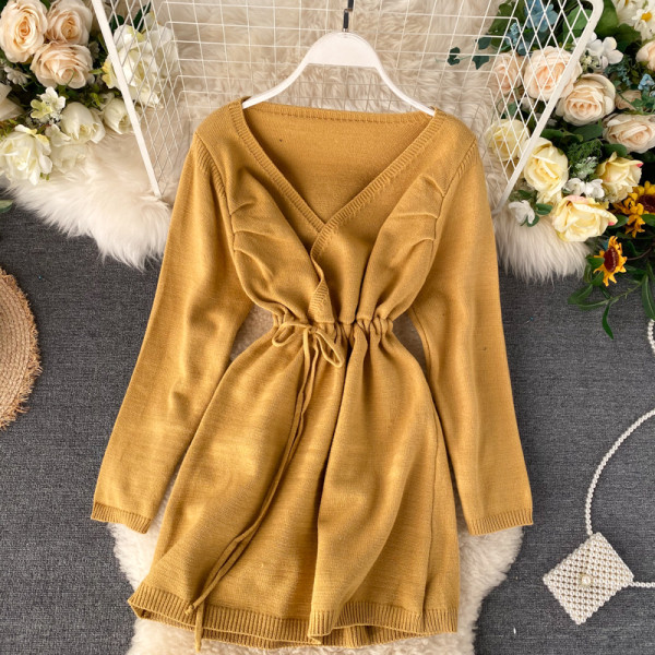 Γυναικείο χειμερινό φόρεμα με κορδόνια στη μέσης και V-neck