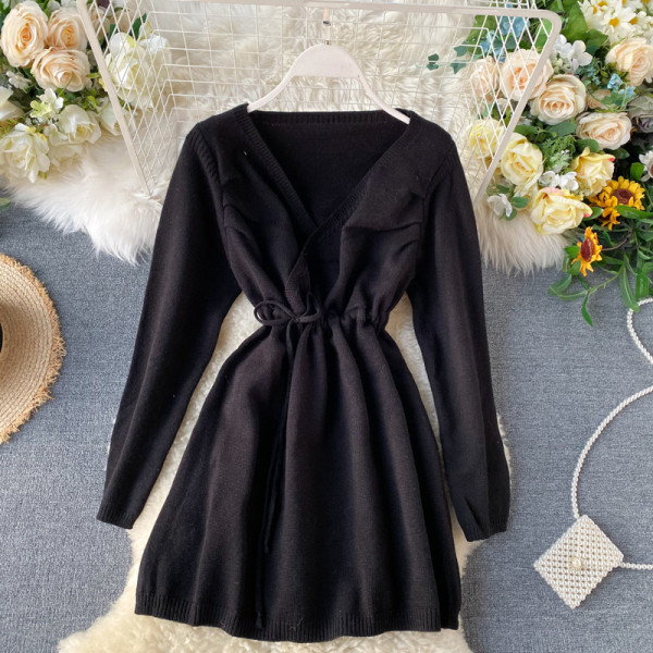 Γυναικείο χειμερινό φόρεμα με κορδόνια στη μέσης και V-neck