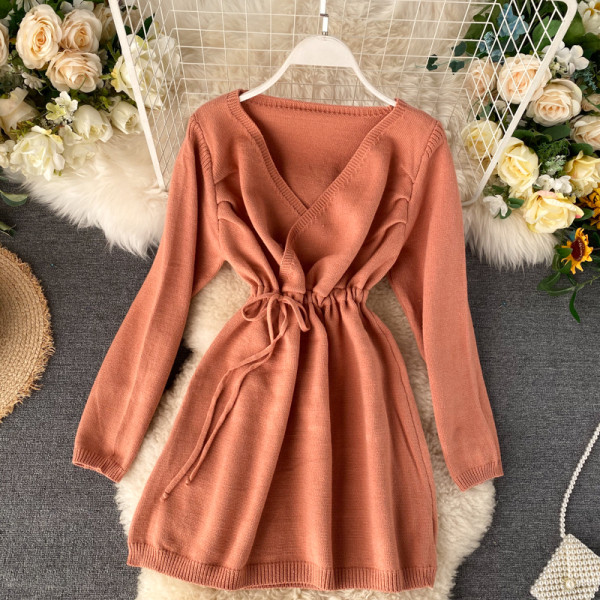 Γυναικείο χειμερινό φόρεμα με κορδόνια στη μέσης και V-neck