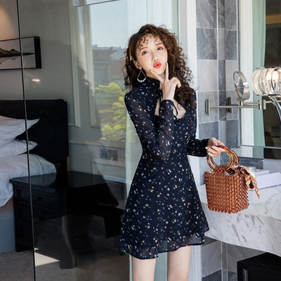 Modern női ruha fekete színben virágmintával és nyakkendővel