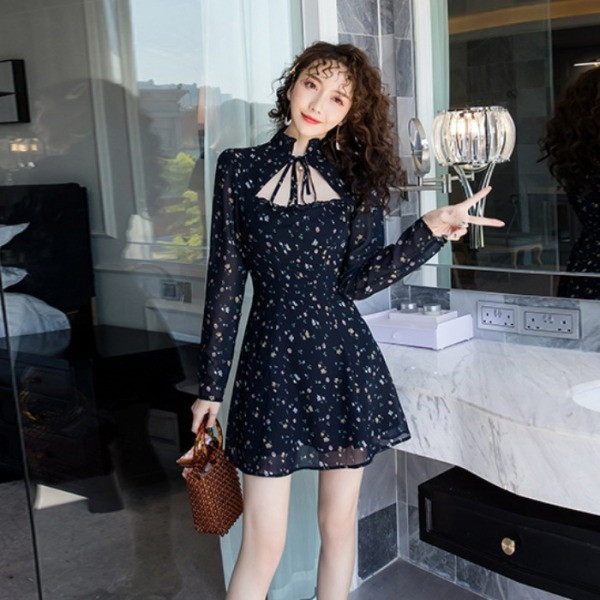 Modern női ruha fekete színben virágmintával és nyakkendővel