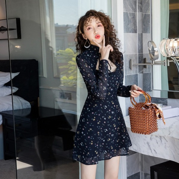 Modern női ruha fekete színben virágmintával és nyakkendővel