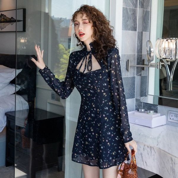 Modern női ruha fekete színben virágmintával és nyakkendővel