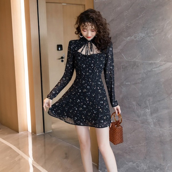 Modern női ruha fekete színben virágmintával és nyakkendővel