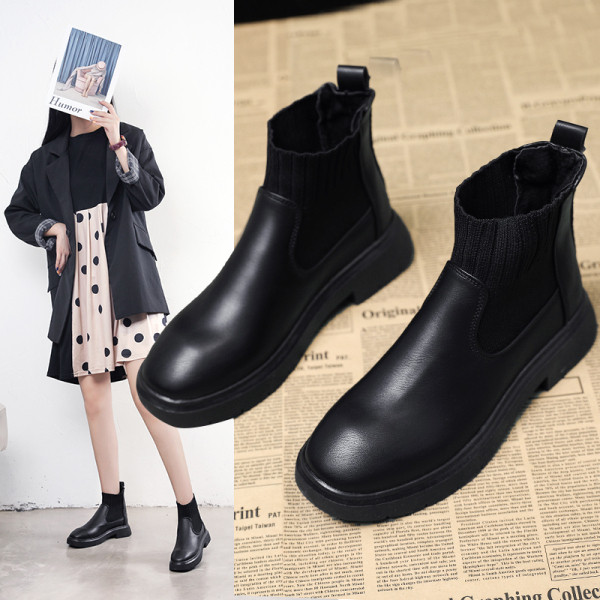 Modern, lapos talpú női csizma télre, fekete színben