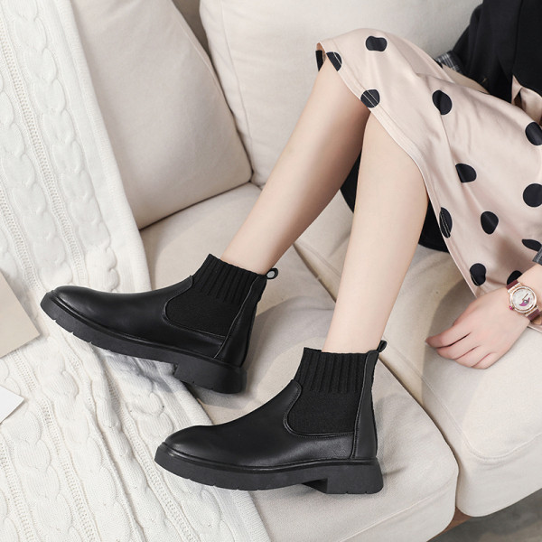 Modern, lapos talpú női csizma télre, fekete színben