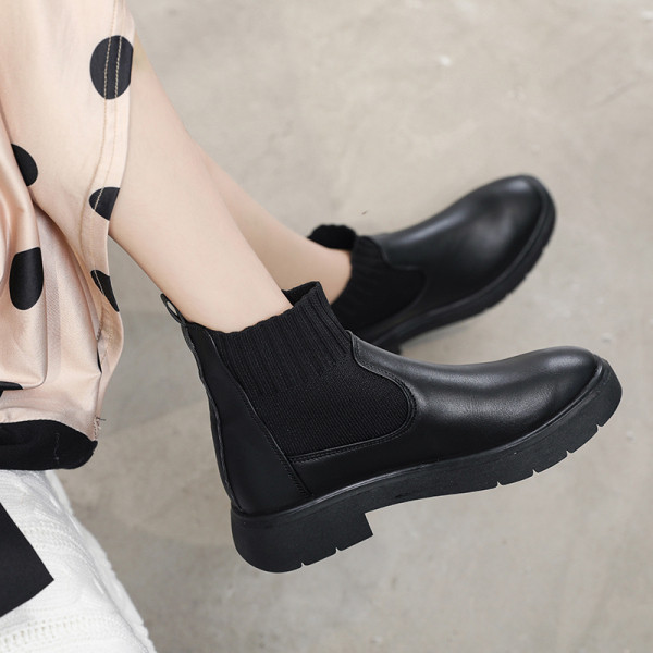 Modern, lapos talpú női csizma télre, fekete színben