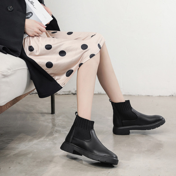 Modern, lapos talpú női csizma télre, fekete színben