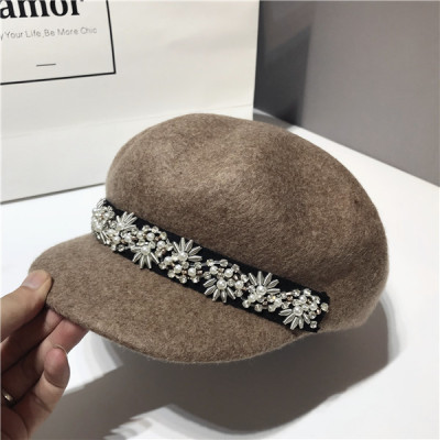 Stílusos női sapka kövekkel és gyöngyökkel díszítve barna, fekete és szürke színben