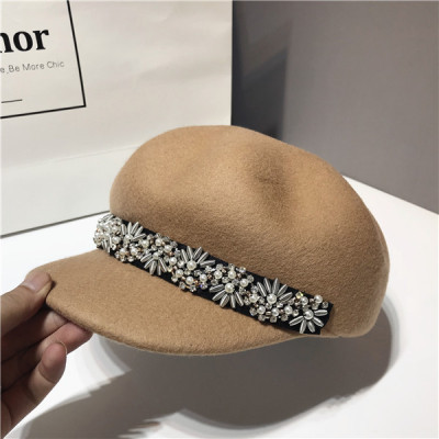 Stílusos női sapka kövekkel és gyöngyökkel díszítve barna, fekete és szürke színben