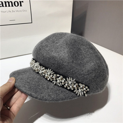 Stílusos női sapka kövekkel és gyöngyökkel díszítve barna, fekete és szürke színben