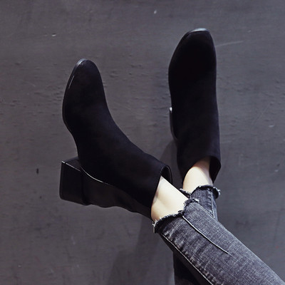 Elegáns női csizma vastag sarokkal és cipzárral barna és fekete színben