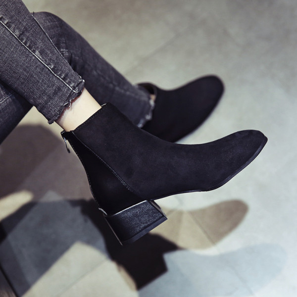 Elegáns női csizma vastag sarokkal és cipzárral barna és fekete színben