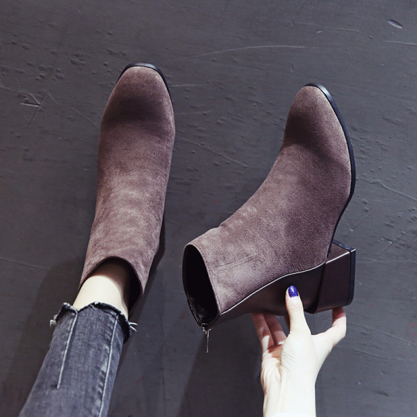 Elegáns női csizma vastag sarokkal és cipzárral barna és fekete színben