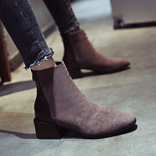 Elegáns női csizma vastag sarokkal és cipzárral barna és fekete színben