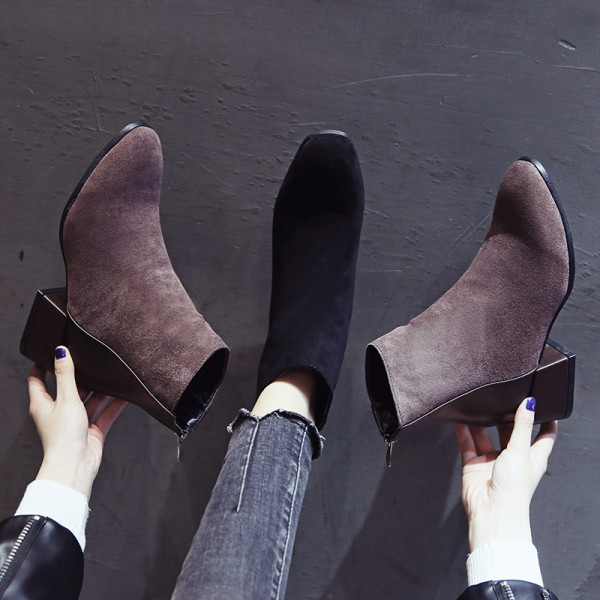 Elegáns női csizma vastag sarokkal és cipzárral barna és fekete színben