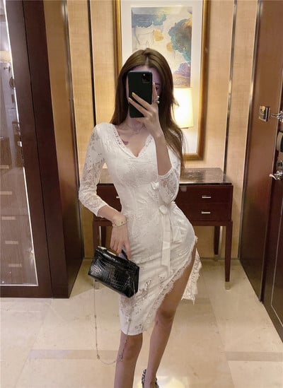 Női testhezálló csipkeruha hasított és spitz nyakkivágással