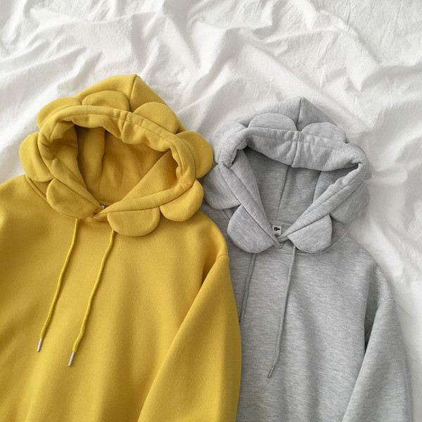 Szürke és sárga színű női pulóver kapucnival és nyakkendővel