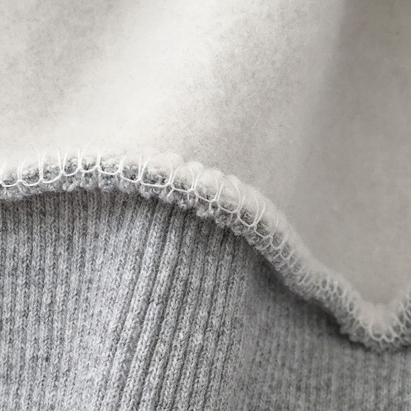 Szürke és sárga színű női pulóver kapucnival és nyakkendővel