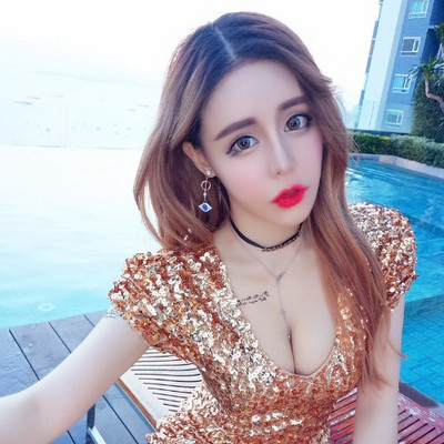 Modern rövid ruha rövid ujjú fehér, arany és fekete flitterekkel