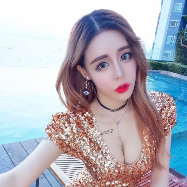 Modern rövid ruha rövid ujjú fehér, arany és fekete flitterekkel